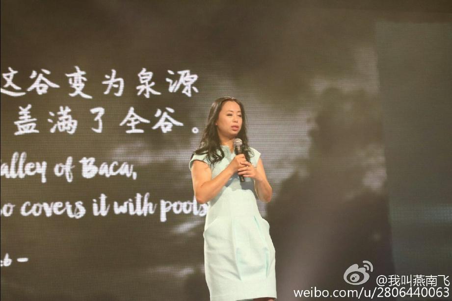 黄绮珊28日的福音活动中献唱。（图：我是燕南飞微博）